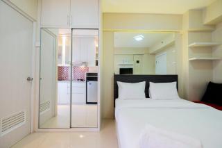 Nice Studio at 12th Floor Green Pramuka City Apartment By Travelio - 8