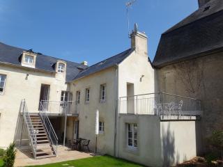 Apt duplex ou plain pied tout confort plein centre ville Bayeux proche commerces, restaurants, avec terrasse privative ou jardin commun aménagé clos, parking gratuit à proximité, proche plages du débarquement - Bayeux - 3