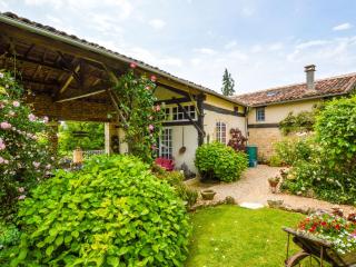 Holiday Home in Charente with Pool and Castle - La Forêt-de-Tessé - 4