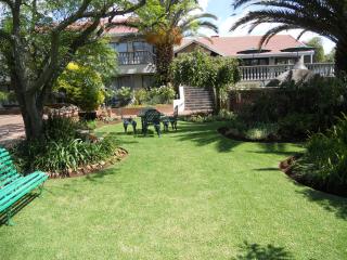 Homestead Lake Cottage - Benoni - 0
