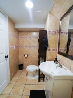 1BR Trendy Basement Apt with Laundry & Parking - Central Trendy - Dunning - 2