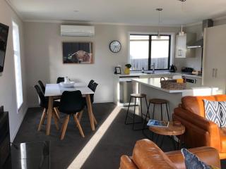 Twilight on Tekapo Drive with spa, Twizel - 8