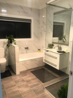 Luxury 2br home with King, 5 star private & close - Bathurst - 2