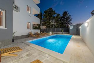 Villa Star 4 a centrally located ap. with a pool - Novalja - 3