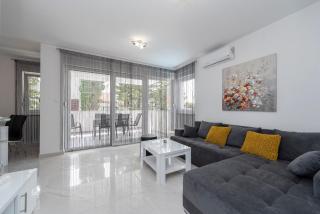 Villa Star 4 a centrally located ap. with a pool - Novalja - 1