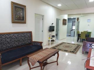 AUNI & AUJI HOMESTAY KEMAMAN - Kampong Kemaman - 6