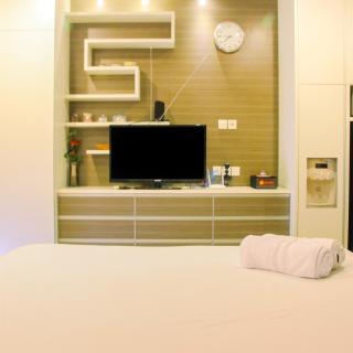 Deluxe and Modern Studio M Gold Tower Apartment By Travelio - Bekasi - 6