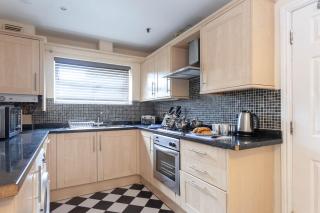 4 bed home, driveway parking ideally located in Latchford, Warrington - Executive St Marys House - 7