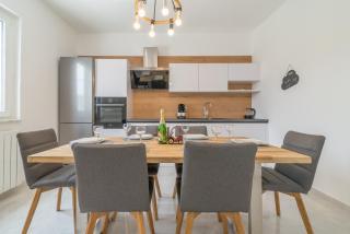 S&I Peaceful Holiday Home With Pool & Jacuzzi - Galovac - 1