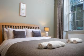 Stunning Royal Crescent Apartment with 3 Bedrooms - Bath - 8