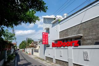 RedDoorz near Solo Square 3 - Bonorejo - 9
