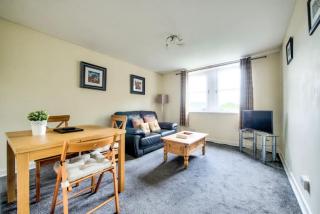Charming 1 Bed Apartment with Castle View - 8