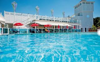 Family Seaside Retreat Private Stay at 5-Star Rockley Holiday Park Poole - Poole - 8