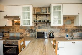 Deluxe Rustic Charlestown Themed Apartment - 6