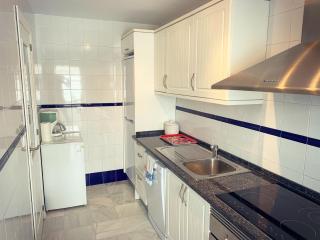 Fantastic 3-Bedroom Holiday Home including Tennis and Pool Near Golf Course - El Portil - 6