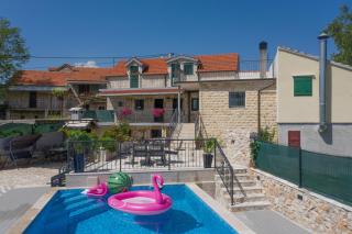 Holiday home Stipanovi Dvori with jacuzzi and pool - 9