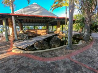 Halliday Bay Resort - Seaforth - 4