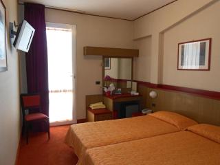 Hotel La Perla - Bike Hotel - 9