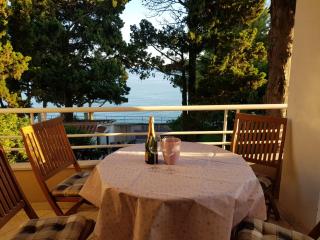 Mare Beachfront Cozy Sea View Apartment - 7