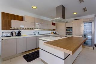 Contemporary, Luxury Apartment with Valletta and Harbour Views - Sliema - 7