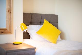 The Location - TV in Every Bedroom! - Swansea - 9