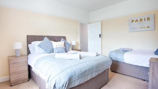 Garden - Off Road Parking - Smart TV in Each Room - 4