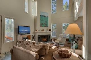 Sunny Daze at Dollar Point by Tahoe Getaways - Tahoe Classic w Open Floor Plan, Wood Fireplace, Close to Lake! - Tahoe City - 8