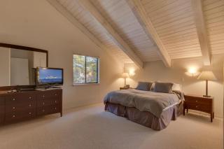 Sunny Daze at Dollar Point by Tahoe Getaways - Tahoe Classic w Open Floor Plan, Wood Fireplace, Close to Lake! - Tahoe City - 4