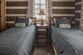 Camp Arrowhead Cabin - 7