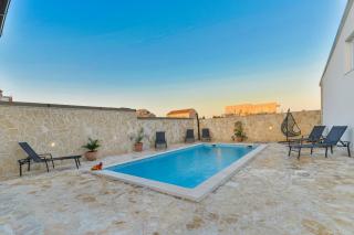 Crowonder Villa Smile with Swimming Pool and Stone Backyard - Vir - 7