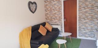 NEW refurb now- sleep upto 4- HEART OF city - 7