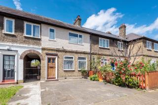 Lovely Three Bedroomed House, Parking 2 Cars - London - 6