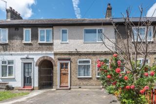 Lovely Three Bedroomed House, Parking 2 Cars - London - 5