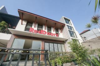 RedDoorz Plus near Green Pramuka Square Mall - 0