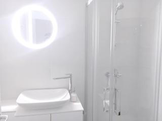 NEW Central Light Apartment with Private Parking - Novi Sad - 8