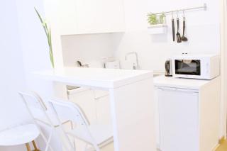 NEW Central Light Apartment with Private Parking - 4