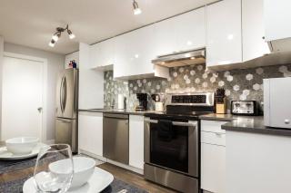 Modern Executive Suite I Complimentary Netflix & Parking! - 2