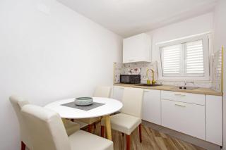 Apartments by the sea Baska Voda, Makarska - 17570 - 2