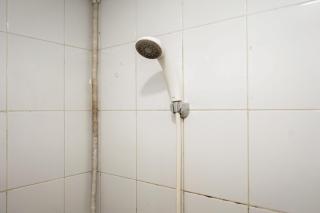 Comfy and Clean 2BR Green Pramuka City Apartment By Travelio - Jacarta - 5