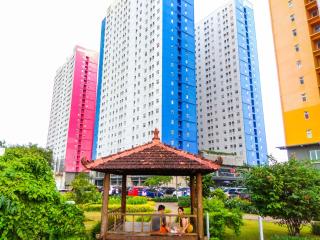 Comfy and Clean 2BR Green Pramuka City Apartment By Travelio - Jacarta - 3