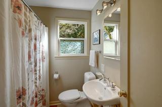 Husky Hideaway - 2 Bed 1 Bath Vacation home in Seattle - Seattle - 2