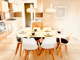 Luxury Westwood Apartment+pool - 3