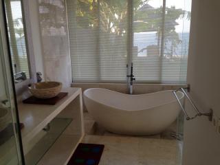 5 bdr beachfront villa Pantai - Kubutambahan - 4