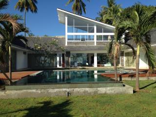 5 bdr beachfront villa Pantai - Kubutambahan - 2