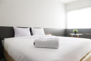 Comfy Studio Room The Oasis Cikarang Apartment By Travelio - Bekasi - 4