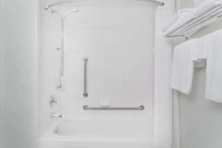 Super 8 by Wyndham Dauphin - 1