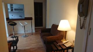 Excelente departamento con balcón a la calle sobre avenida - 8