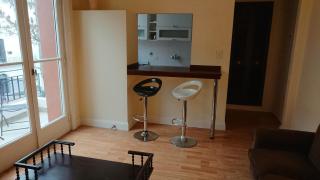 Excelente departamento con balcón a la calle sobre avenida - 7
