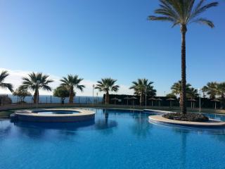 Bajo con jardin WIFI junto al mar - 0
