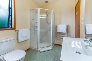 Moeraki with private walkway to Onetangi Beach by Waiheke Unlimited - Onetangi - 1